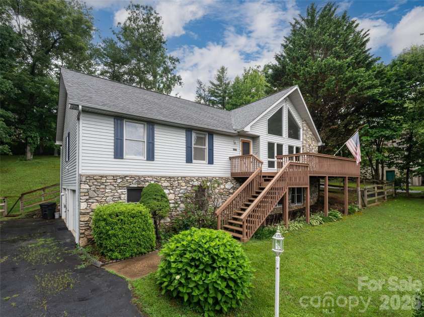 15 Tiffany Lane, Asheville, NC 28804.  MLS# CAR4369734, YatesRealty ID 17419. 