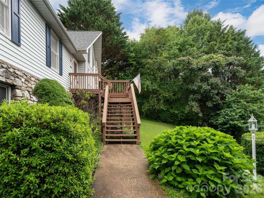 15 Tiffany Lane, Asheville, NC 28804.  MLS# CAR4369734, YatesRealty ID 17419. 