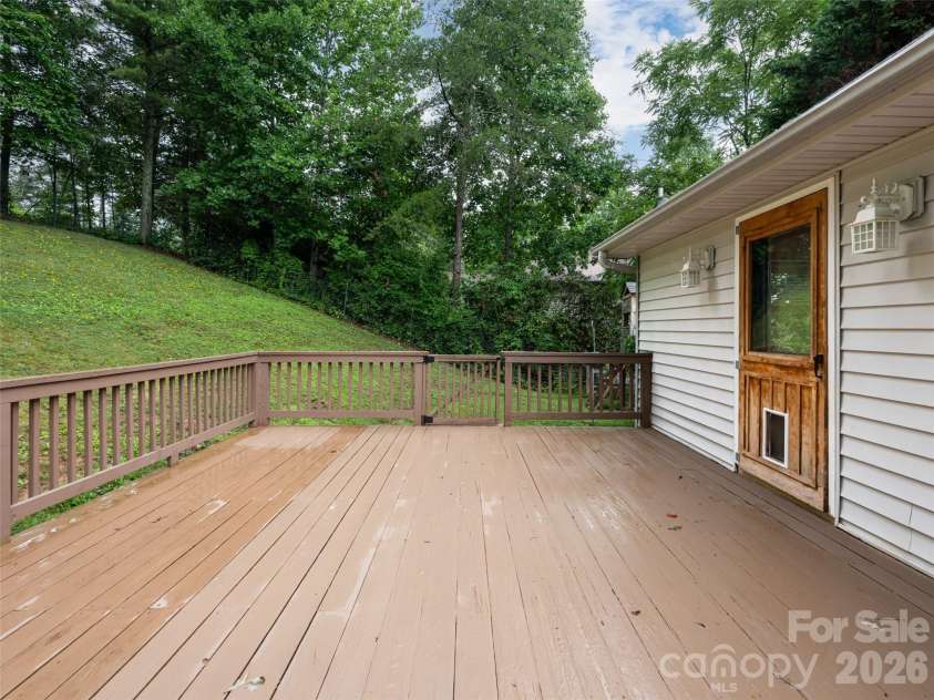 15 Tiffany Lane, Asheville, NC 28804.  MLS# CAR4369734, YatesRealty ID 17419. 