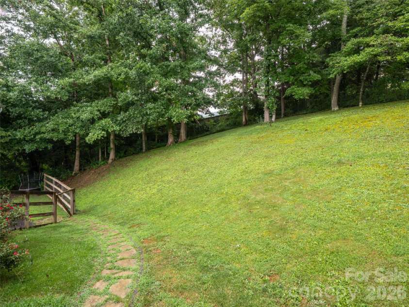 15 Tiffany Lane, Asheville, NC 28804.  MLS# CAR4369734, YatesRealty ID 17419. 