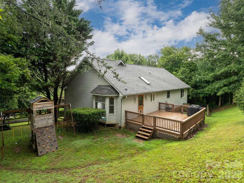 15 Tiffany Lane, Asheville, NC 28804.  MLS# CAR4369734, YatesRealty ID 17419. 