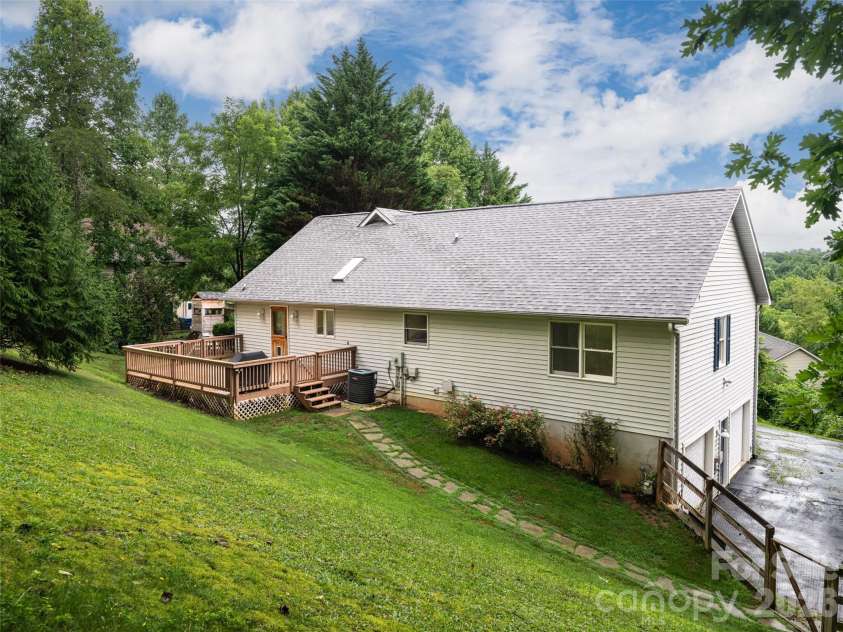 15 Tiffany Lane, Asheville, NC 28804.  MLS# CAR4369734, YatesRealty ID 17419. 