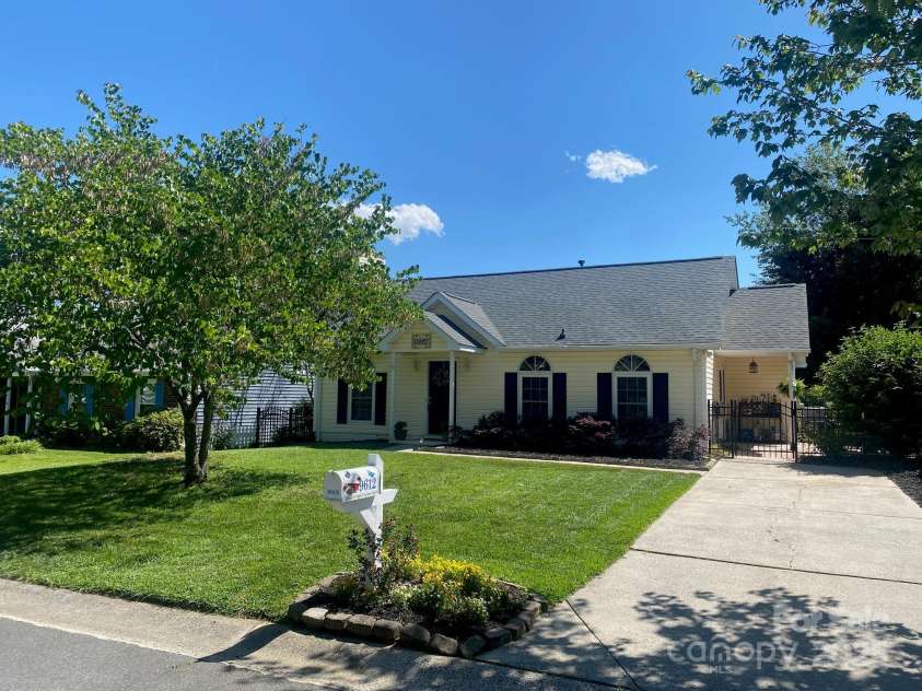 9612 Farmridge Lane, Matthews, NC 28105.  MLS# CAR4263057, YatesRealty ID 17419. 