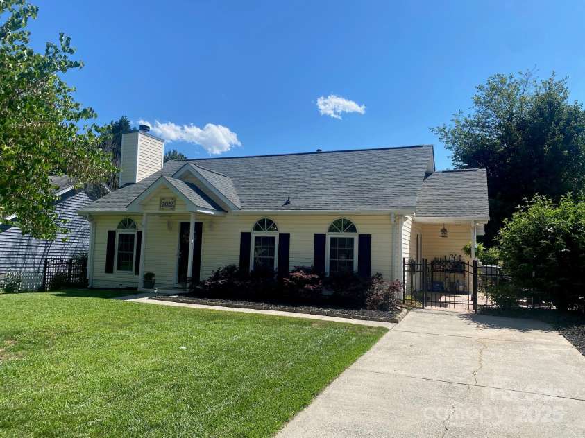 9612 Farmridge Lane, Matthews, NC 28105.  MLS# CAR4263057, YatesRealty ID 17419. 