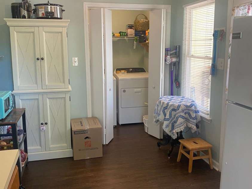 9612 Farmridge Lane, Matthews, NC 28105.  MLS# CAR4263057, YatesRealty ID 17419. Laundry off kitchen