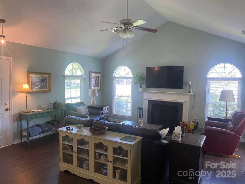 9612 Farmridge Lane, Matthews, NC 28105.  MLS# CAR4263057, YatesRealty ID 17419. Living Room