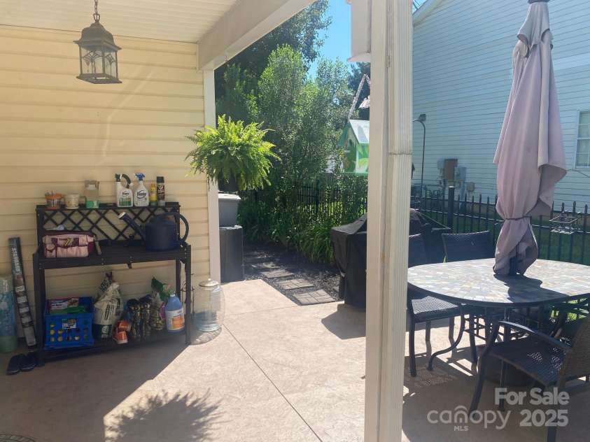 9612 Farmridge Lane, Matthews, NC 28105.  MLS# CAR4263057, YatesRealty ID 17419. Patio off kitchen