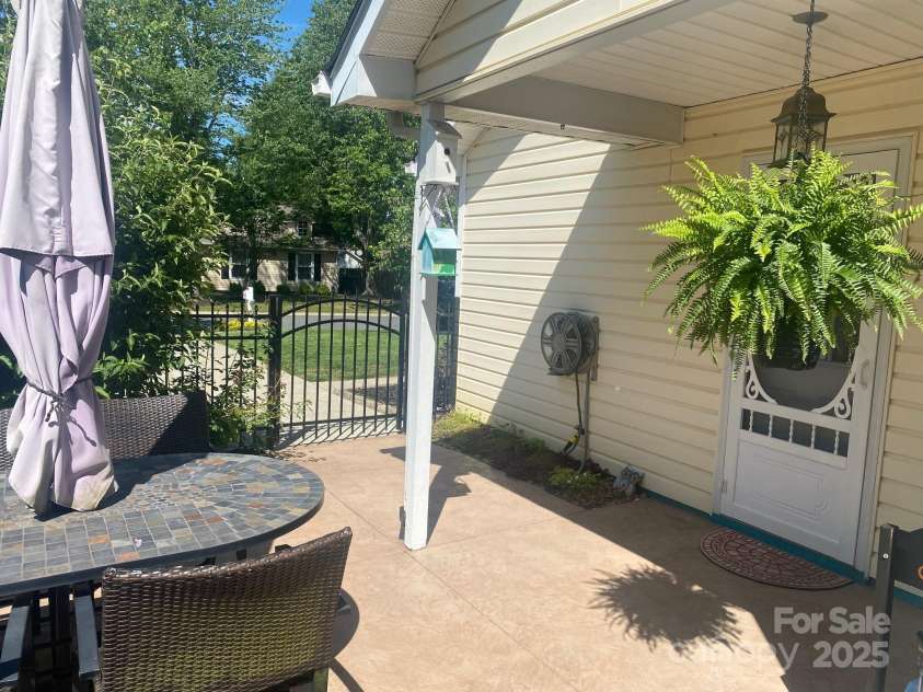 9612 Farmridge Lane, Matthews, NC 28105.  MLS# CAR4263057, YatesRealty ID 17419. Patio off kitchen