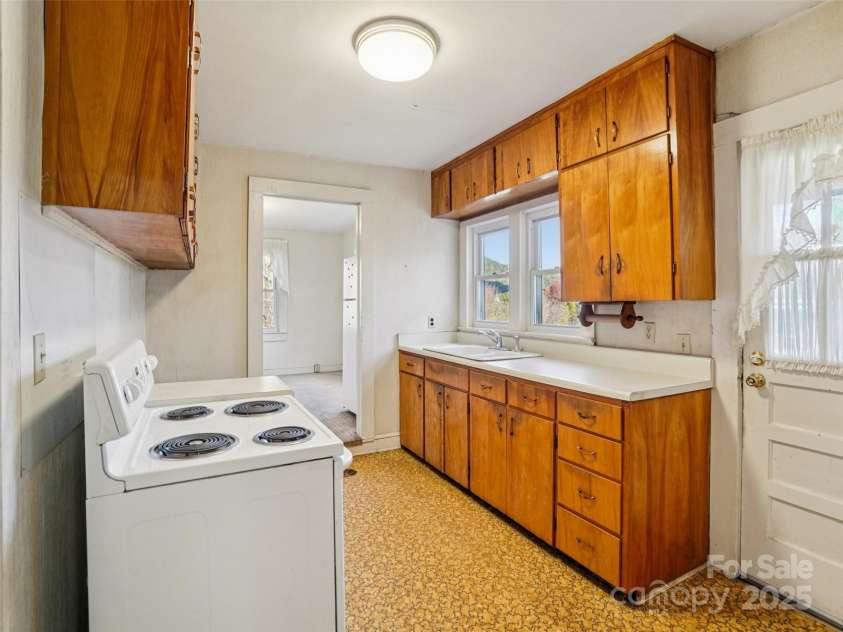 230 Main Street, Mars Hill, NC 28754.  MLS# CAR4315536, YatesRealty ID 1742. 