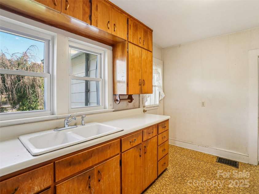 230 Main Street, Mars Hill, NC 28754.  MLS# CAR4315536, YatesRealty ID 1742. 