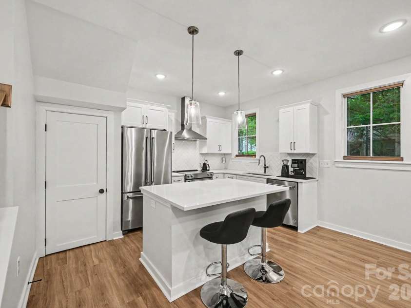 345 East Boulevard, Charlotte, NC 28203.  MLS# CAR4376054, YatesRealty ID 17422. 