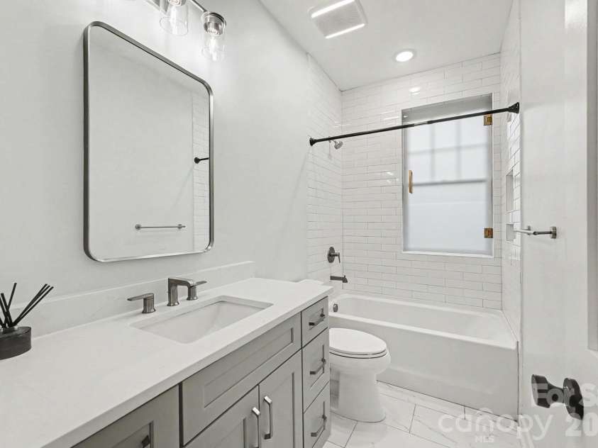 345 East Boulevard, Charlotte, NC 28203.  MLS# CAR4376054, YatesRealty ID 17422. GUEST BATHROOM