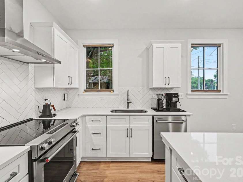 345 East Boulevard, Charlotte, NC 28203.  MLS# CAR4376054, YatesRealty ID 17422. KITCHEN
