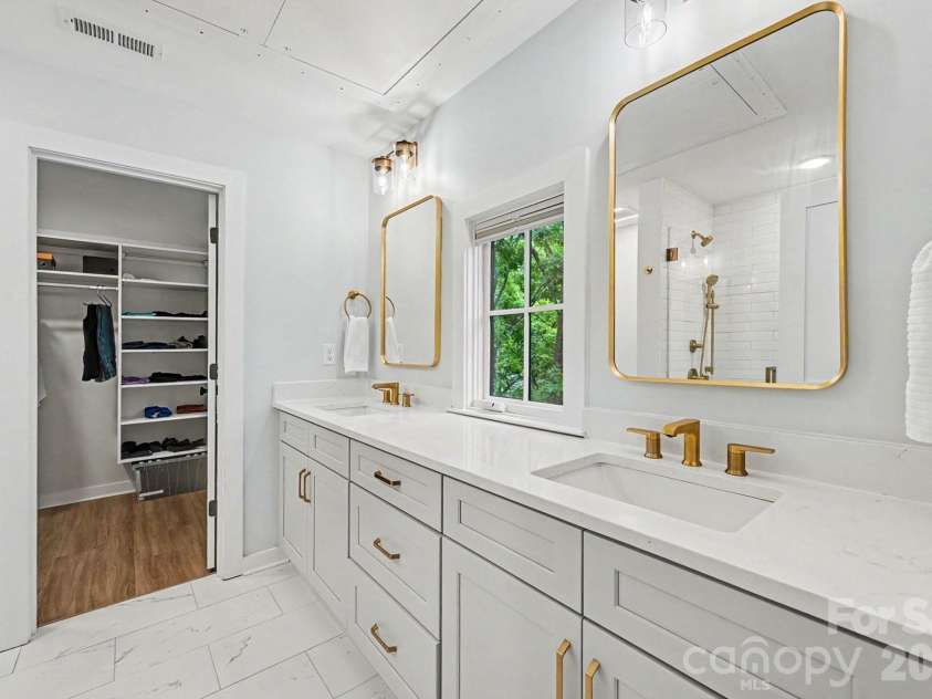 345 East Boulevard, Charlotte, NC 28203.  MLS# CAR4376054, YatesRealty ID 17422. PRIMARY BATHROOM