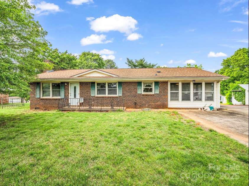 202 College Avenue, Shelby, NC 28152.  MLS# CAR4259218, YatesRealty ID 17423. 