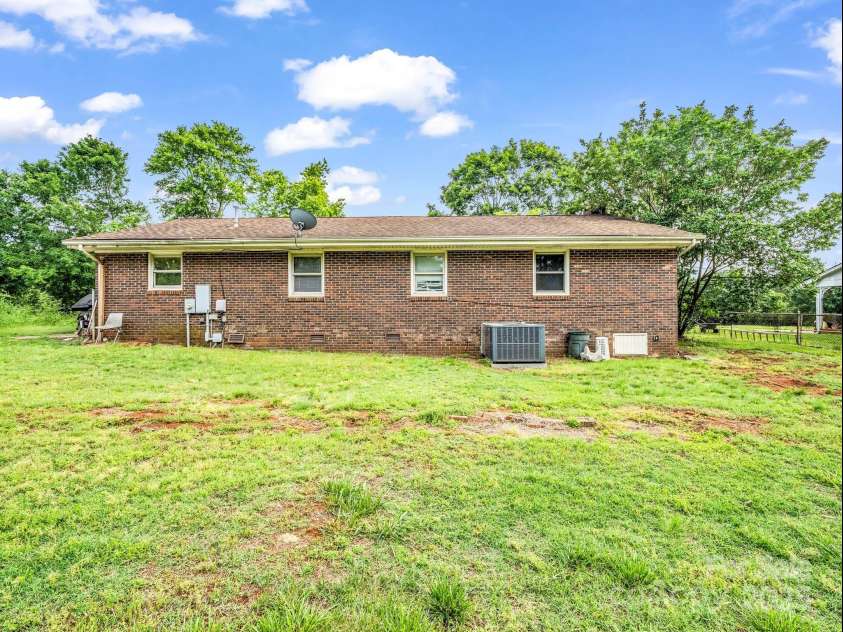 202 College Avenue, Shelby, NC 28152.  MLS# CAR4259218, YatesRealty ID 17423. 