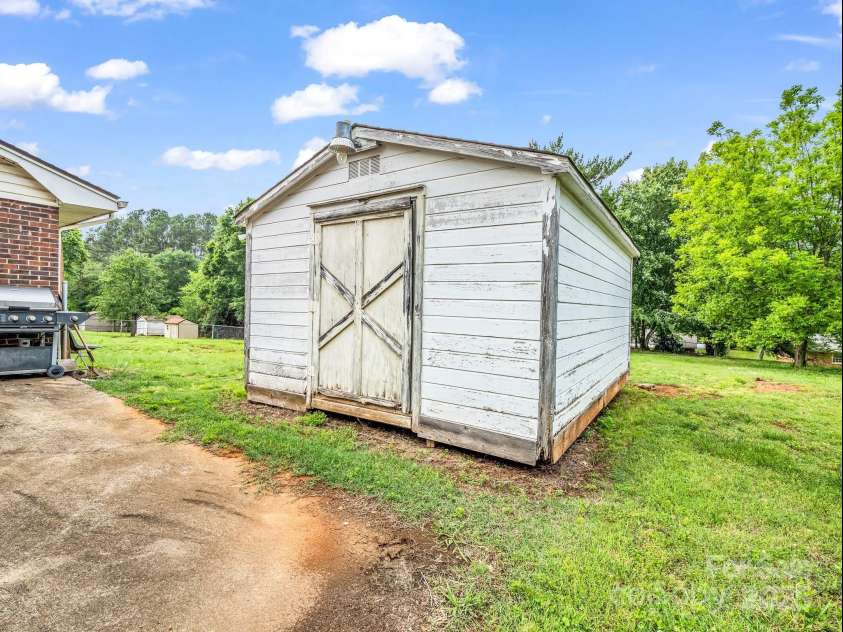 202 College Avenue, Shelby, NC 28152.  MLS# CAR4259218, YatesRealty ID 17423. 