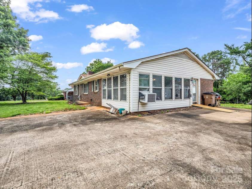 202 College Avenue, Shelby, NC 28152.  MLS# CAR4259218, YatesRealty ID 17423. 