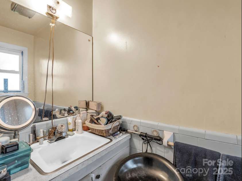 202 College Avenue, Shelby, NC 28152.  MLS# CAR4259218, YatesRealty ID 17423. 