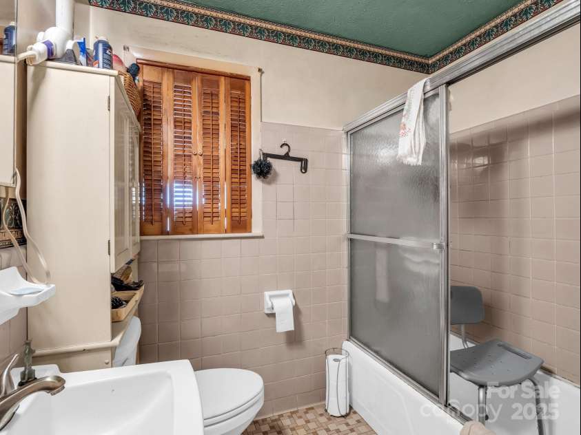 202 College Avenue, Shelby, NC 28152.  MLS# CAR4259218, YatesRealty ID 17423. 