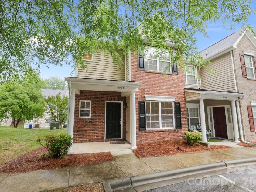 8738 Twined Creek Lane, Charlotte, NC 28227.  MLS# CAR4376717, YatesRealty ID 17423. Welcome home to end unit townhome!