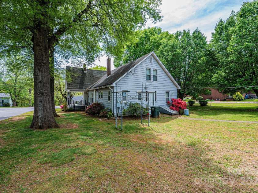 602 6th Street, Newton, NC 28658.  MLS# CAR4249991, YatesRealty ID 17424. 