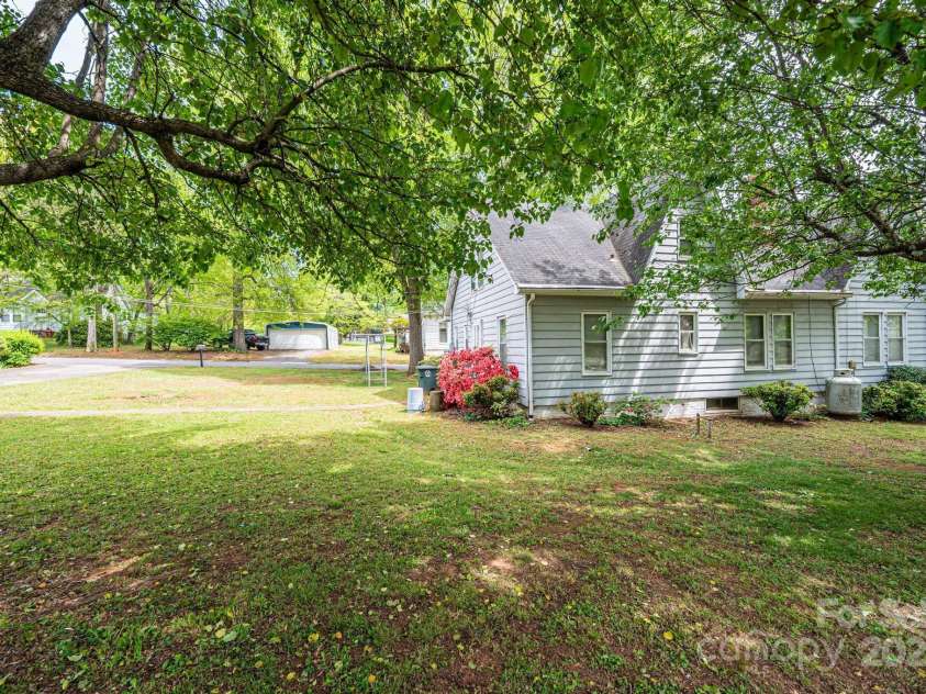 602 6th Street, Newton, NC 28658.  MLS# CAR4249991, YatesRealty ID 17424. 
