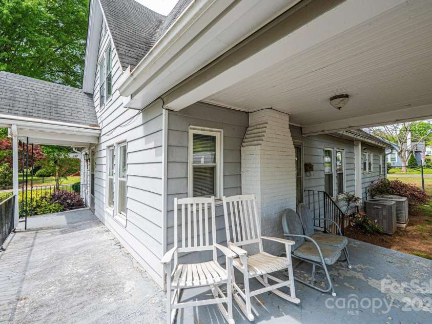 602 6th Street, Newton, NC 28658.  MLS# CAR4249991, YatesRealty ID 17424. 