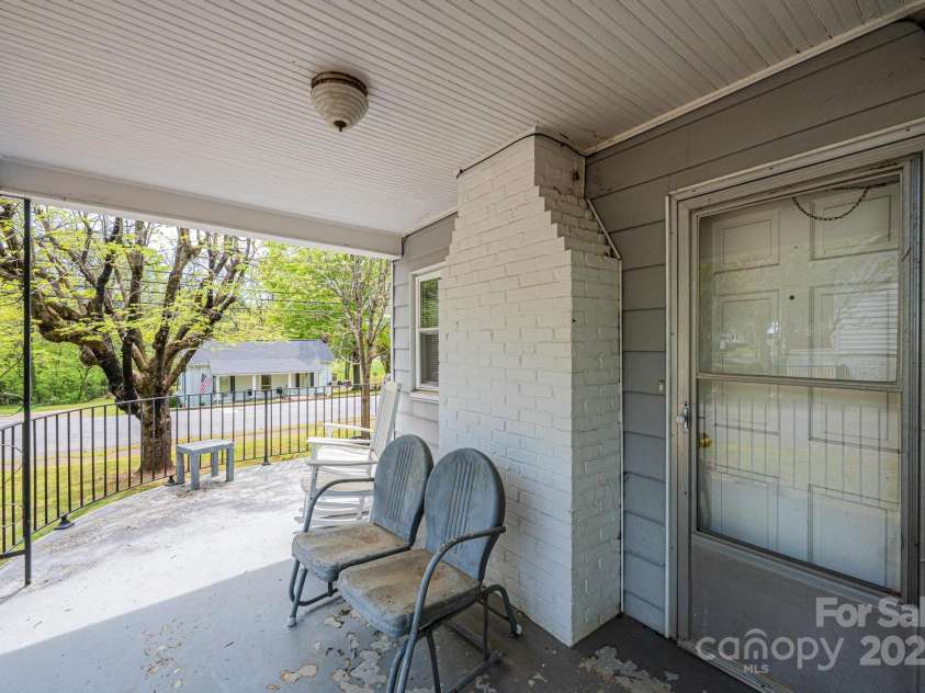 602 6th Street, Newton, NC 28658.  MLS# CAR4249991, YatesRealty ID 17424. 