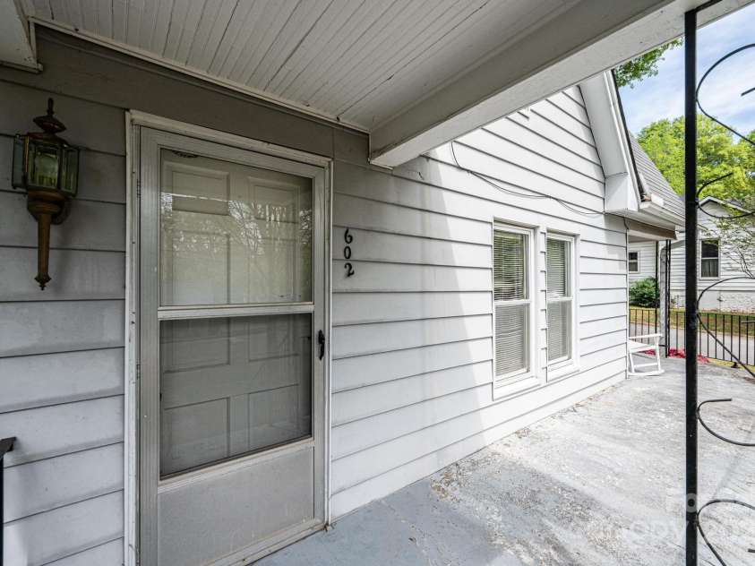 602 6th Street, Newton, NC 28658.  MLS# CAR4249991, YatesRealty ID 17424. 