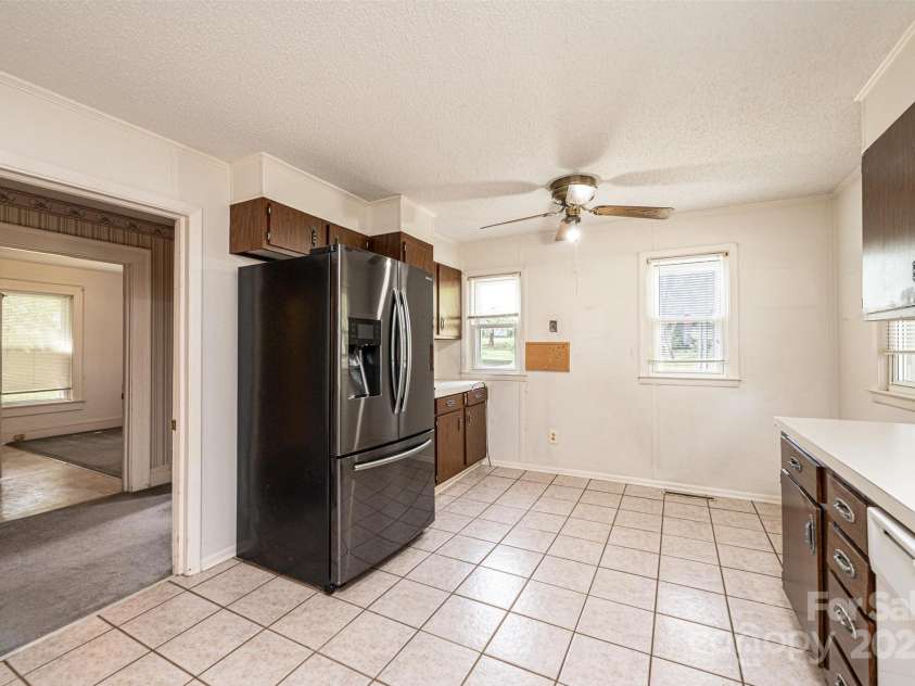 602 6th Street, Newton, NC 28658.  MLS# CAR4249991, YatesRealty ID 17424. 