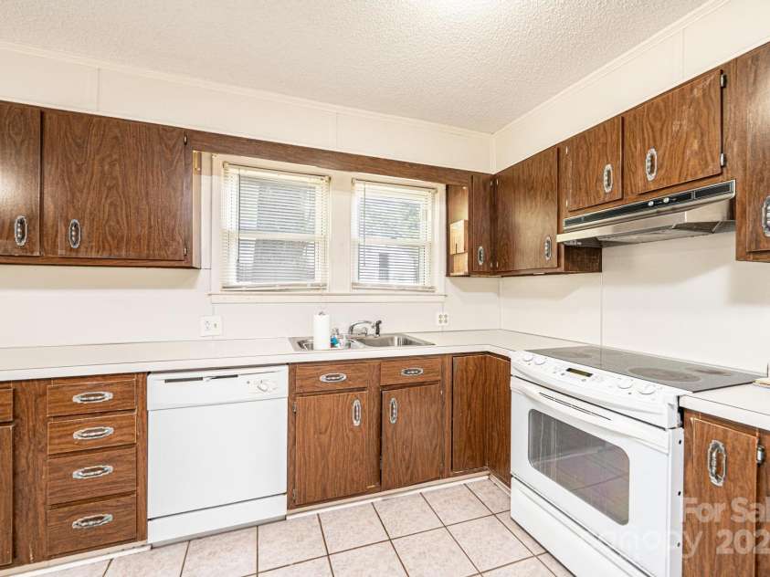602 6th Street, Newton, NC 28658.  MLS# CAR4249991, YatesRealty ID 17424. 