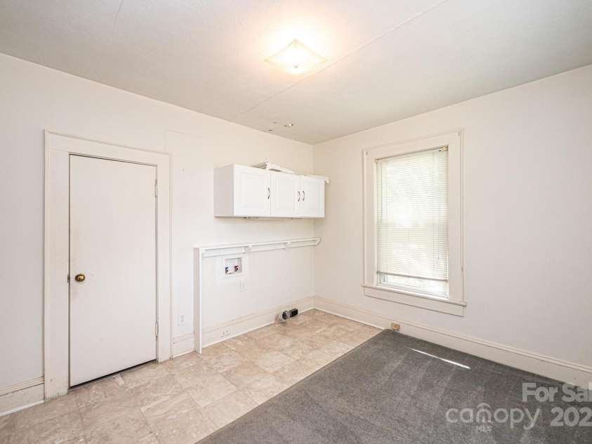 602 6th Street, Newton, NC 28658.  MLS# CAR4249991, YatesRealty ID 17424. 