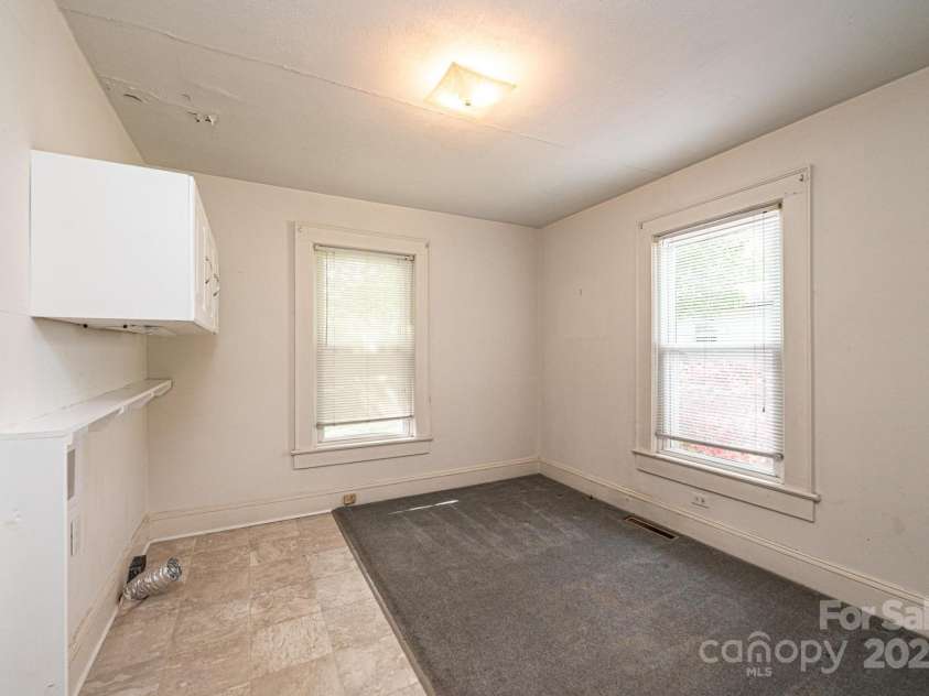 602 6th Street, Newton, NC 28658.  MLS# CAR4249991, YatesRealty ID 17424. 