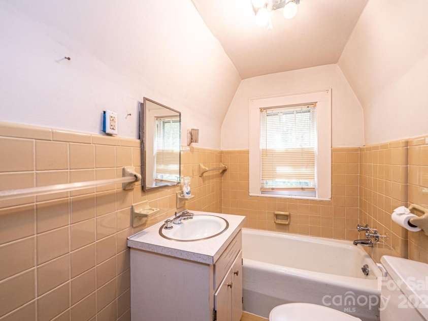602 6th Street, Newton, NC 28658.  MLS# CAR4249991, YatesRealty ID 17424. 