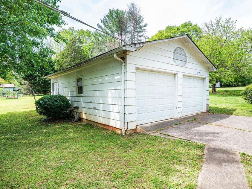 602 6th Street, Newton, NC 28658.  MLS# CAR4249991, YatesRealty ID 17424. 