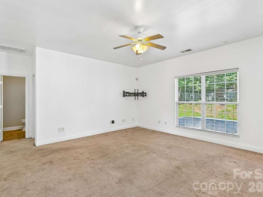 8718 Buttonwood Court, Charlotte, NC 28215.  MLS# CAR4365827, YatesRealty ID 17424. 