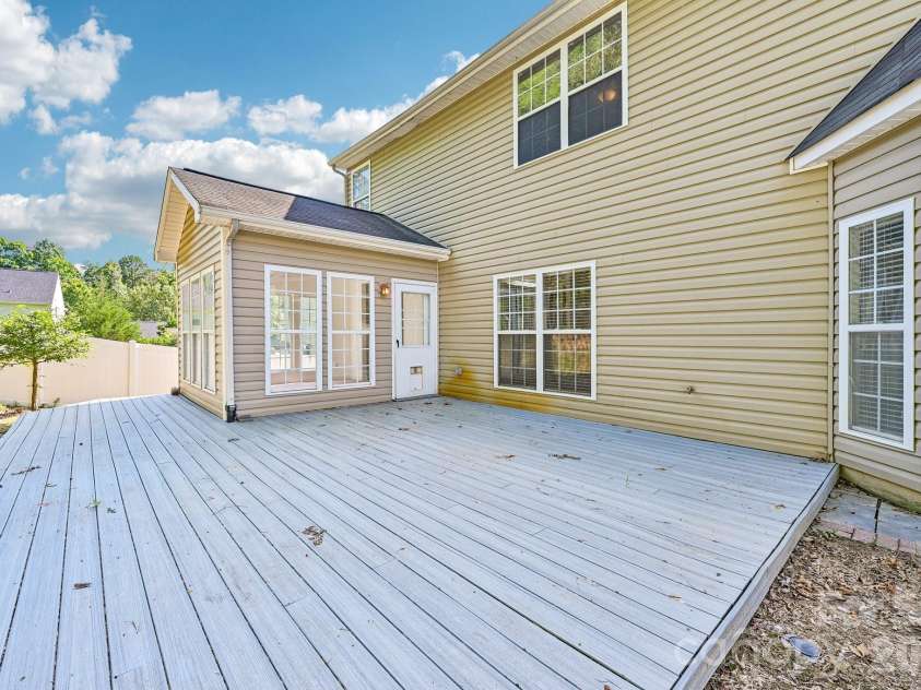 8718 Buttonwood Court, Charlotte, NC 28215.  MLS# CAR4365827, YatesRealty ID 17424. 