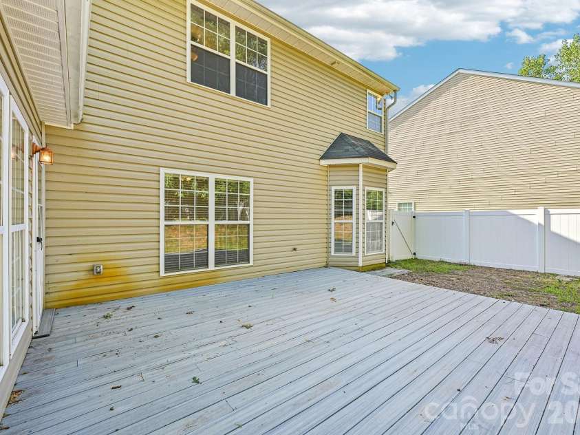 8718 Buttonwood Court, Charlotte, NC 28215.  MLS# CAR4365827, YatesRealty ID 17424. 