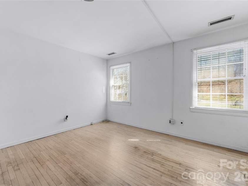 540 Wakefield Drive, Charlotte, NC 28209.  MLS# CAR4376835, YatesRealty ID 17425. 