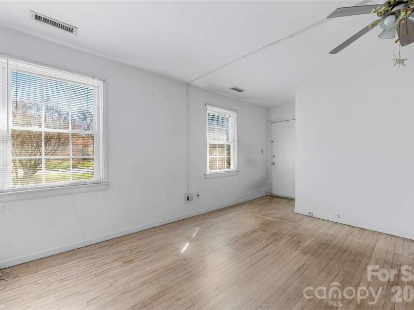 540 Wakefield Drive, Charlotte, NC 28209.  MLS# CAR4376835, YatesRealty ID 17425. 