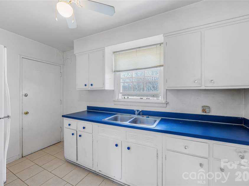 540 Wakefield Drive, Charlotte, NC 28209.  MLS# CAR4376835, YatesRealty ID 17425. 