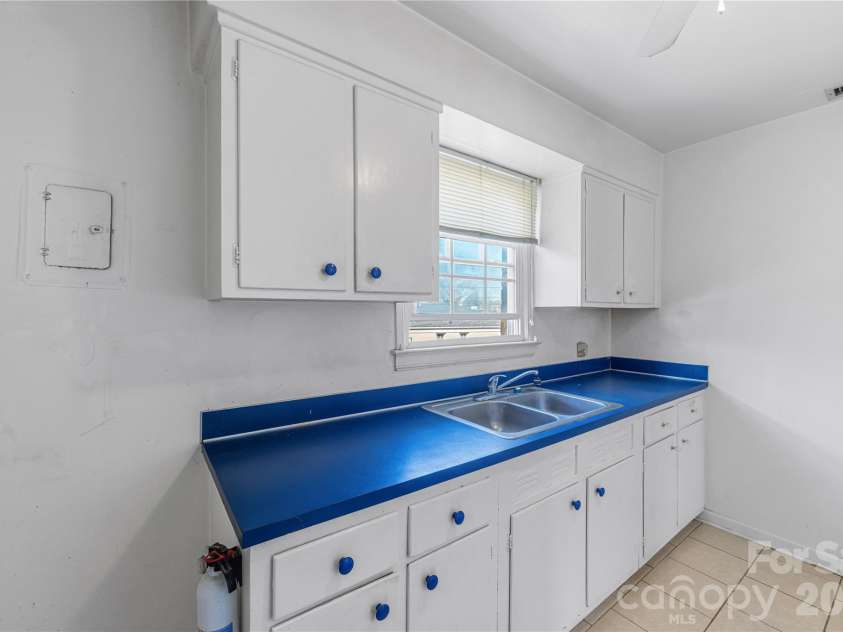 540 Wakefield Drive, Charlotte, NC 28209.  MLS# CAR4376835, YatesRealty ID 17425. 