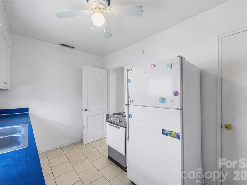 540 Wakefield Drive, Charlotte, NC 28209.  MLS# CAR4376835, YatesRealty ID 17425. 
