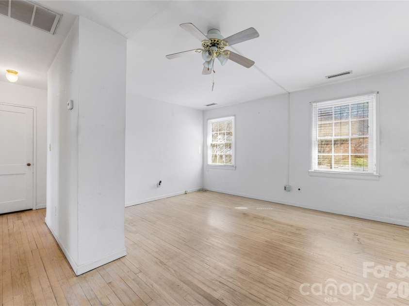 540 Wakefield Drive, Charlotte, NC 28209.  MLS# CAR4376835, YatesRealty ID 17425. 