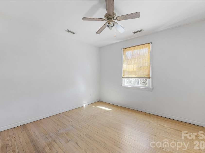 540 Wakefield Drive, Charlotte, NC 28209.  MLS# CAR4376835, YatesRealty ID 17425. 