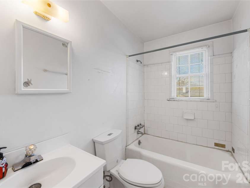 540 Wakefield Drive, Charlotte, NC 28209.  MLS# CAR4376835, YatesRealty ID 17425. 