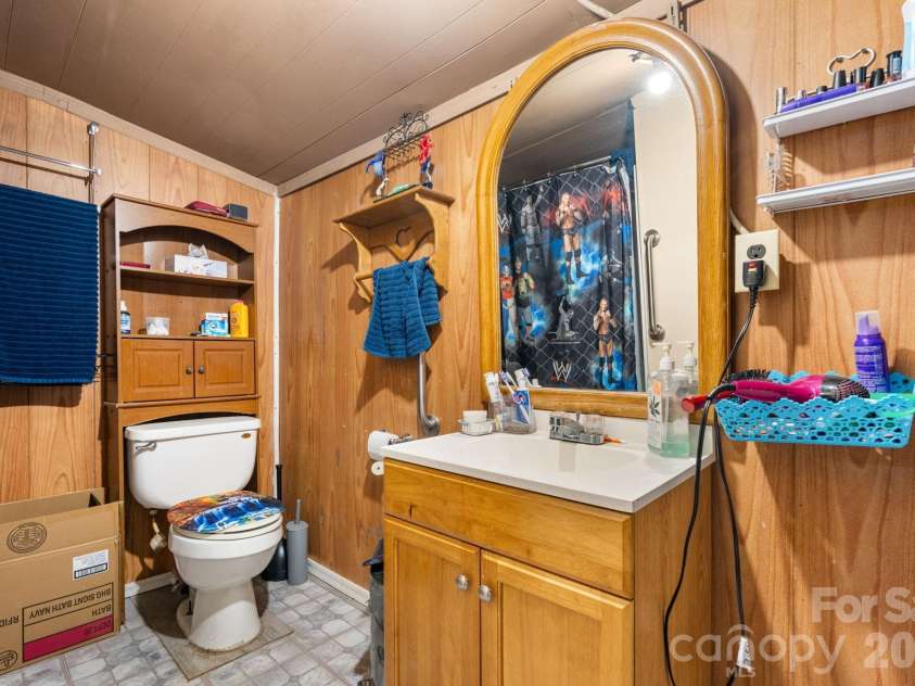 3706 2nd Avenue, Hickory, NC 28601.  MLS# CAR4374944, YatesRealty ID 17428. Bathroom