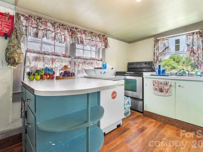 3706 2nd Avenue, Hickory, NC 28601.  MLS# CAR4374944, YatesRealty ID 17428. Kitchen