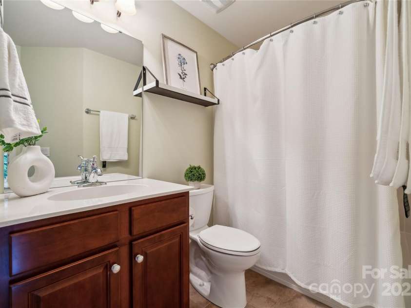 5046 Cressingham Drive, Fort Mill, SC 29707.  MLS# CAR4263729, YatesRealty ID 17429. Jack and jill between bedroom 3 & 4